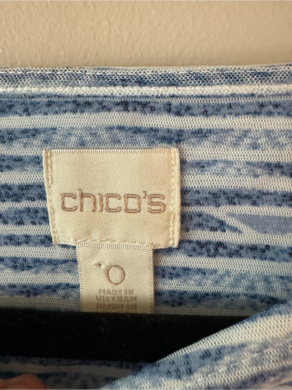 Chico's Blue & White Patterned Top With Dolmen Sleeves Size 0 - Picture 3 of 3